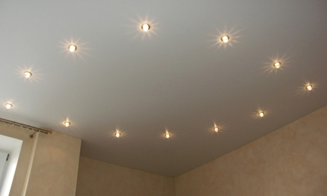 Postavitev svetilk na fotografijo stropnih stropov