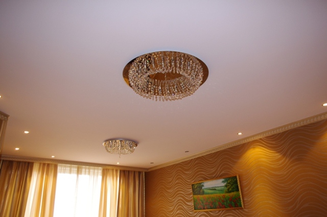 натяжной тканевый потолок – это практичный и долговечный вариант оформления комнат