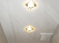 Различные варианты отделки потолка в туалете