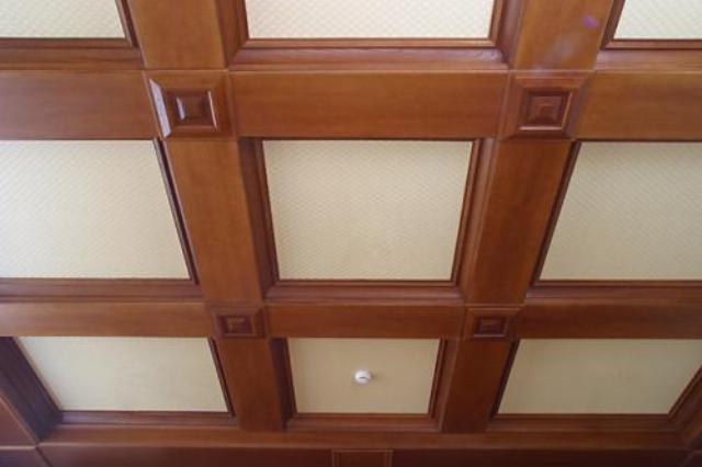 Что такое кессонный потолок и как его правильно использовать в интерьере?