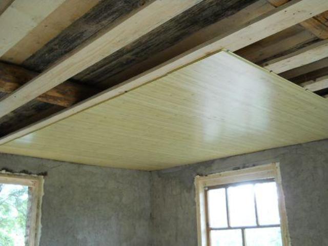 Фанера на потолок в деревянном доме