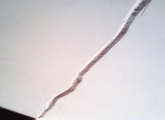 Причины появления и устранение трещин на потолке из гипсокартона