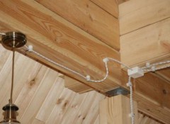 Виды монтажа проводки по деревянному потолку