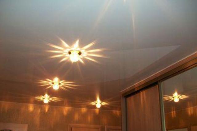 Как расположить светильники на натяжном потолке на кухне 9 м2 без люстры фото