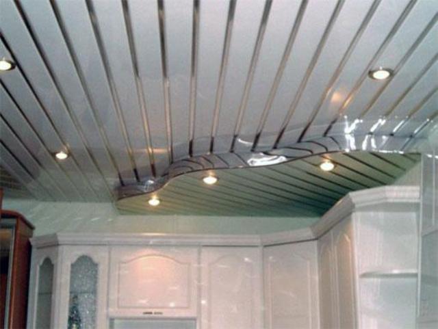 Преимущества и особенности монтажа реечного потолка на кухне