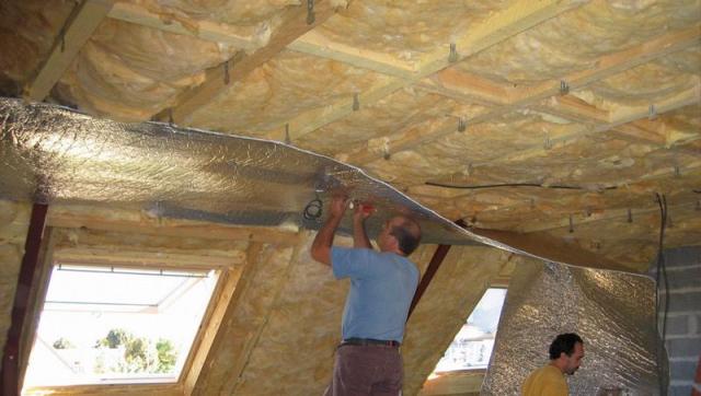 Как правильно утеплить потолок в деревянном доме из бревна (в срубе)