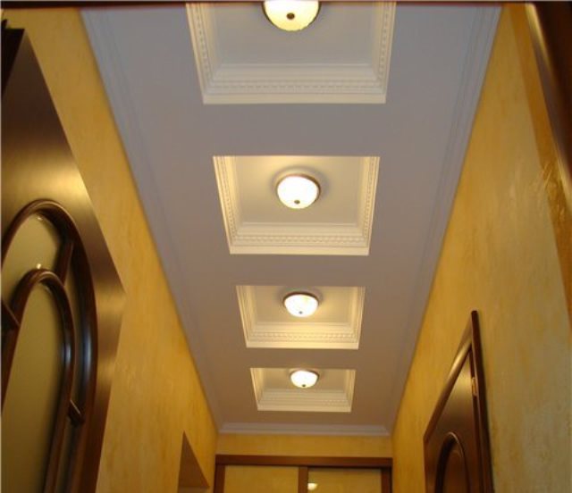 Идеи потолок в узком коридоре
