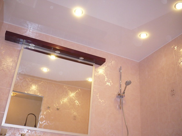 освещение натяжного потолка в ванной