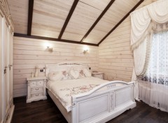Как оформить спальню со скошенным потолком?