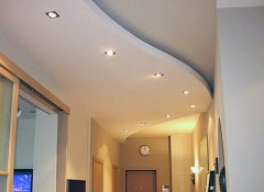 Потолок в коридоре — какой лучше сделать?
