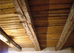 Как на деревянный потолок крепить общивку