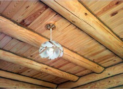 Как в деревянном доме выровнять потолок?