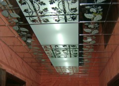 Особенности, плюсы и минусы применения стеклянных потолоков в коридоре