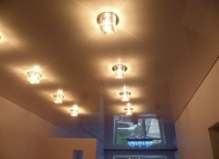 Особенности и преимущества натяжных потолков со встроенными светильниками