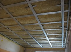 Как сделать в панельном доме шумоизоляцию потолка