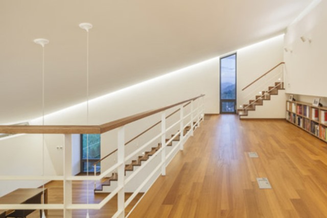 Потолок на лестнице в частном доме из гипсокартона