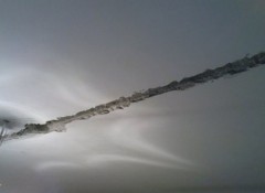 Как ремонтировать трещину на потолке в панельном доме