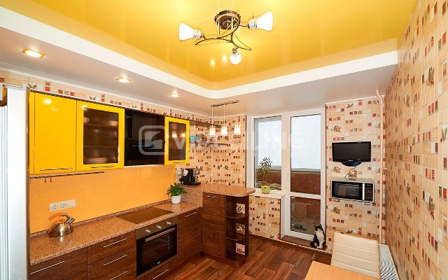 Желтые натяжные потолки на фото, желтый потолок на кухне и в детской комнате