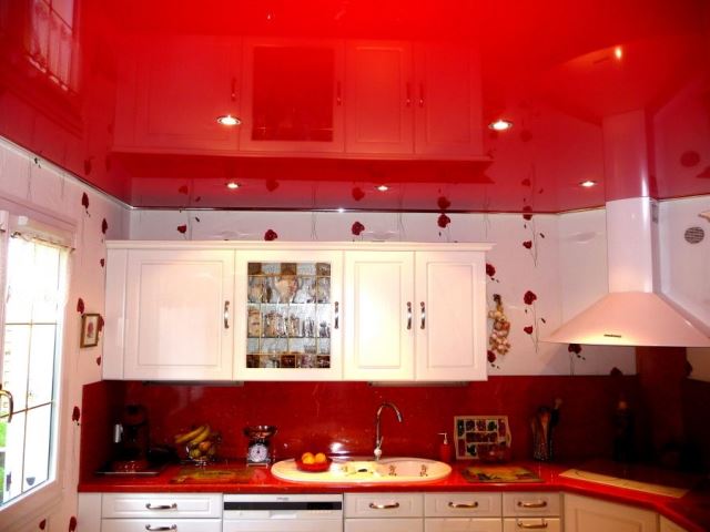Красный натяжной потолок: варианты использования на кухне, в ванной и спальне
