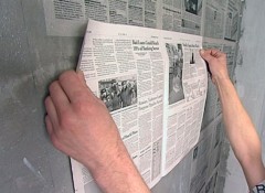 Как выполняется поклейка газет на стены