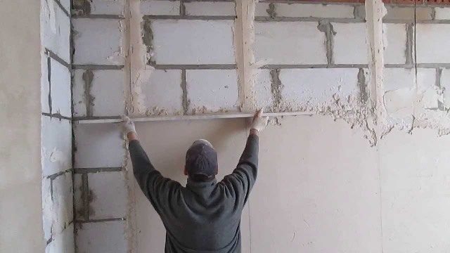 Нанесение штукатурки на поверхность стен