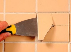 На стене отвалилась плитка — чем и как ее приклеить?