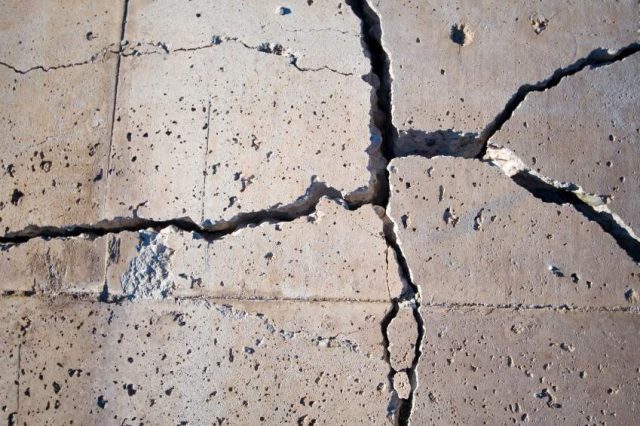 Чем замазать трещины в бетонном полу?