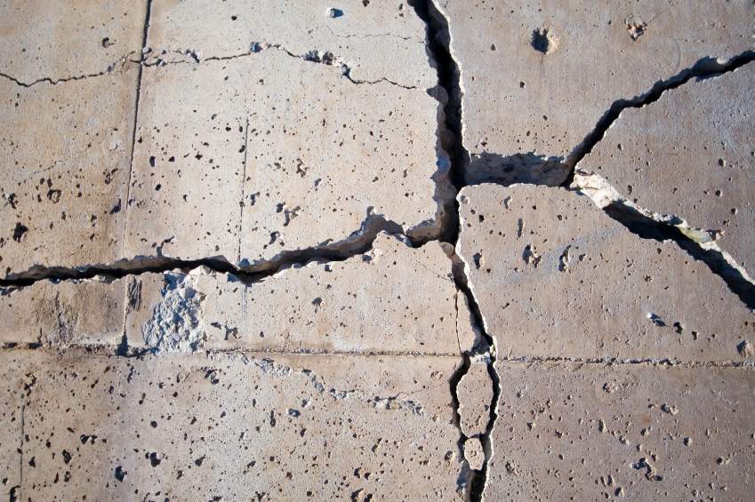 Как и чем заделывать трещины в бетонном полу?
