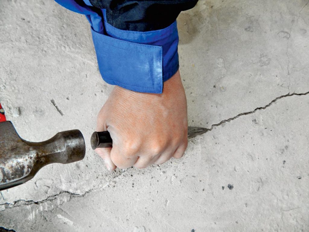 Чем заделать трещины в бетоне. Расшивка трещин в бетоне. Расшивка трещин в бетоне технология. Заделывание щелей в бетоне. Трещины в бетонном полу.