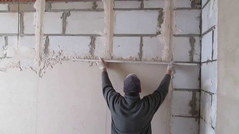 Как штукатурить стены после обоев