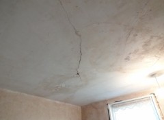 Почему на потолке трескается шпаклевка?