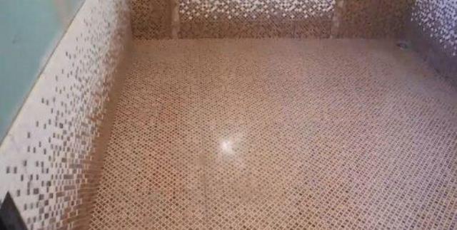 Укладка мозаичной плитки на пол