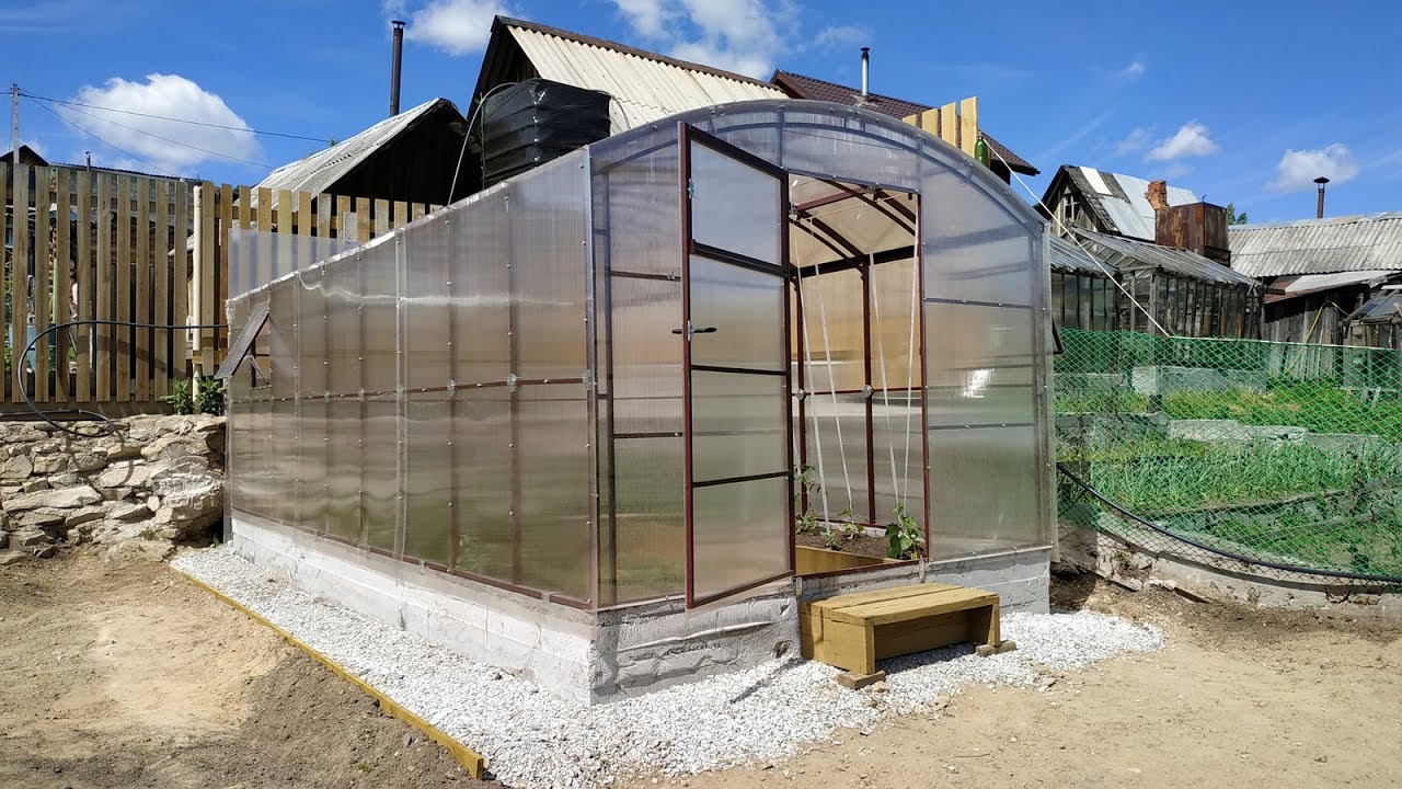 Самостоятельный монтаж теплицы из профиля и его специфика
